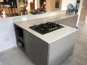 a kitchen with a stove top oven in a kitchen at Hermosa casa campestre CASARENA "un oasis en el llano" in Villavicencio