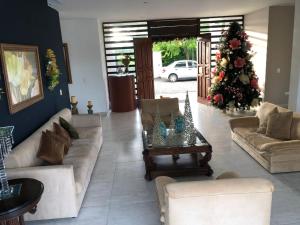 una sala de estar con sofás y un árbol de Navidad en Hermosa casa campestre CASARENA "un oasis en el llano", en Villavicencio