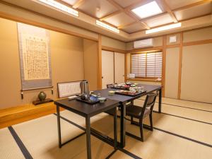 een kamer met een tafel en stoelen. bij Shimaya in Yamanouchi