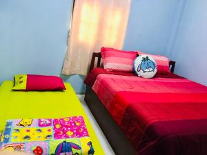 Postel nebo postele na pokoji v ubytování บ้านเรือนทอง