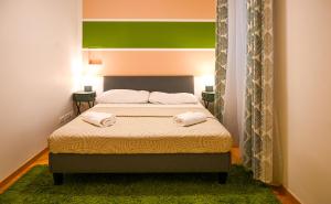 ein Schlafzimmer mit einem Bett mit zwei Handtüchern darauf in der Unterkunft Bright Suite Universitaet Wien in Wien