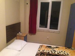 Un pat sau paturi într-o cameră la Hotel Beyhan