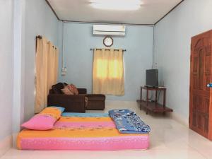 Postel nebo postele na pokoji v ubytování บ้านเรือนทอง