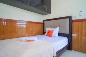 En eller flere senge i et værelse på KoolKost @ Taman Duta Depok