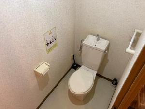 y baño con aseo blanco en una cabina. en ユニオン新大阪 十三駅西中島南方駅 自転車&wifi貸出無料, en Osaka