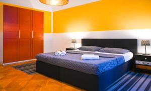 een slaapkamer met een bed met twee handdoeken erop bij Backpacker Apartment City Center in Wenen