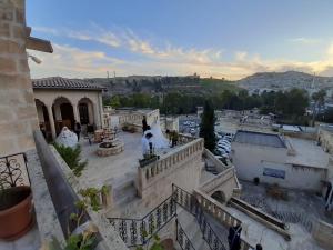 een balkon met uitzicht op de stad bij Urfa Evi Uygulama Oteli in Sanlıurfa