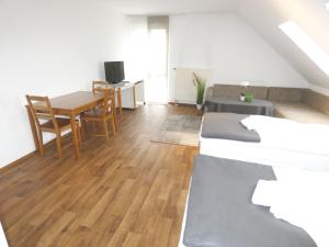 Una sala de estar con una mesa y un comedor. en SUNNYHOME Monteurwohnungen und Apartments in Schwandorf, en Schwandorf