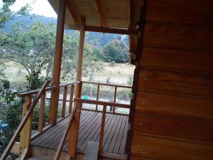 Un balcón o terraza de Hostal Los Alamos Neltume