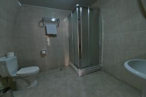 een badkamer met een douche, een toilet en een wastafel bij Urfa Evi Uygulama Oteli in Sanlıurfa +27 foto's