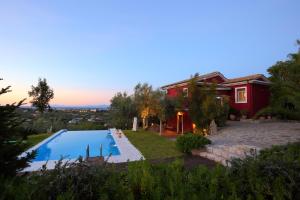 una casa con piscina en el patio en Alea Resort Villas, en Lefkada