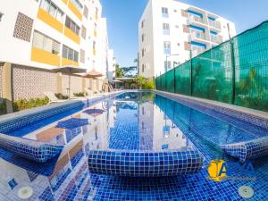 una piscina con azulejos azules en la parte lateral de un edificio en Disfruta Vallarta, lindo departamento, gran ubicación alberca, nuevo, en Puerto Vallarta