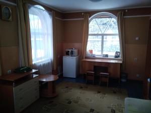 una camera con cucina con frigorifero e finestra di Гостевой дом a Belokurikha