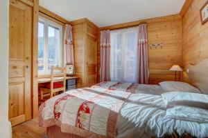 - une chambre avec un lit, un bureau et une fenêtre dans l'établissement LODGE 8, à Morzine