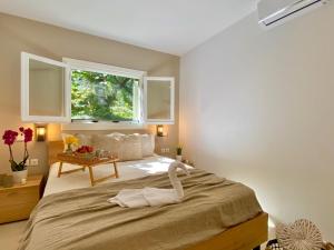 Posteľ alebo postele v izbe v ubytovaní Villa Eva Agni with private pool by DadoVillas