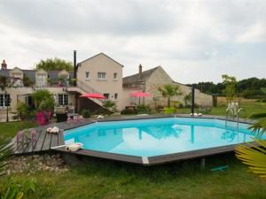 uma grande piscina no quintal de uma casa em Le Clos Marie em Langeais