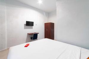 Katil atau katil-katil dalam bilik di RedDoorz near Stasiun TVRI Surabaya 2