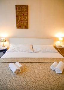 Tempat tidur dalam kamar di Bright Apartment Schönbrunn Palace