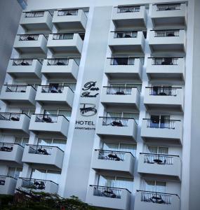 - une vue sur l'extérieur du bâtiment de l'hôtel dans l'établissement Pier Beach Hotel Apartments, à Limassol