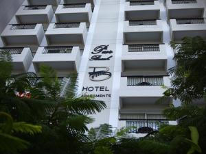 una señal de hotel está al lado de un edificio en Pier Beach Hotel Apartments en Limassol