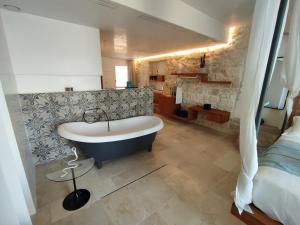 Bagno di Antico Mondo Rooms & Suites