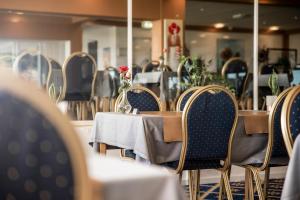 uma fila de mesas e cadeiras num restaurante em Hotel Marina em Grenå