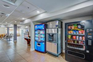 eine Tankstelle mit zwei Soda-Maschinen in einem Laden in der Unterkunft Microtel Inn and Suites - Zephyrhills in Zephyrhills