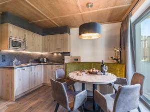 Eldhús eða eldhúskrókur á Chalets Weitblick Mariasteinerhof