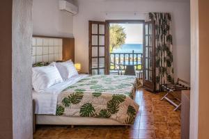 Ліжко або ліжка в номері Georgalas Sun Beach Resort