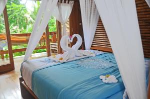 A bed or beds in a room at Lagoona Beach Bungalows - Eco Stay