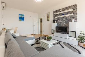Televízia a/alebo spoločenská miestnosť v ubytovaní Holiday House ALMISSA