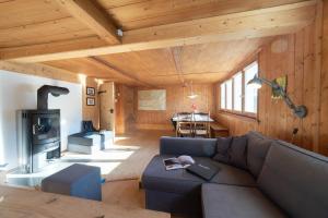 uma sala de estar com um sofá e uma lareira em Sigerst em Wildhaus