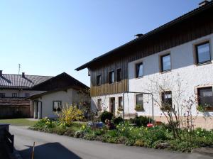 ein Haus mit Garten davor in der Unterkunft Gästehaus Monalisa in Grabenstätt