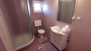 Ένα μπάνιο στο Apartments Jela +56 φωτογραφίες