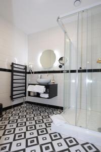 Koupelna v ubytování Art Deco WOLKER by ASTORIA Hotel & Medical Spa