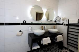 łazienka z 2 umywalkami i 2 lustrami w obiekcie Art Deco WOLKER by ASTORIA Hotel & Medical Spa w Karlowych Warach