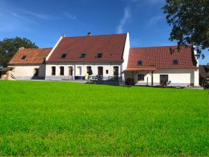 dwa domy z czerwonym dachem i zielonym trawnikiem w obiekcie Aux doux logis w mieście Gouy-Saint-André