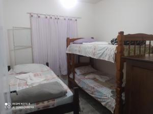 Двухъярусная кровать или двухъярусные кровати в номере Casa 3 quartos com Piscina em Itatiaia