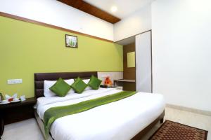 Giường trong phòng chung tại Hotel Seven