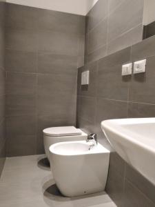 La salle de bains est pourvue de toilettes et d'un lavabo. dans l'établissement Zio Toto', à Bologne