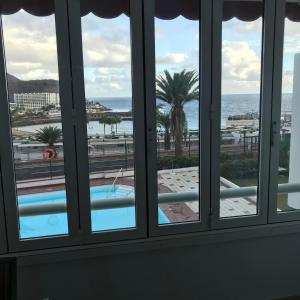 una vista del océano desde una ventana en Tobago202, en Puerto Rico de Gran Canaria