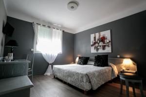 a bedroom with a bed and a window at Hôtel Spunta Di Mare in Ajaccio