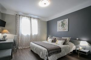 a bedroom with a large bed and a window at Hôtel Spunta Di Mare in Ajaccio