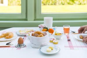 una mesa con huevos, bollería y comida. en Hotel Delfino Lugano, en Lugano
