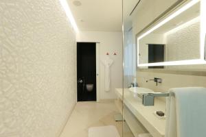 Bathroom sa Mondrian Doha