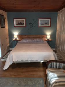 una camera da letto con un letto grande e due lampade di La Ferme de Kérivoas ad Audierne