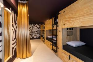 um quarto com beliches numa casa em JO&JOE Paris - Nation em Paris