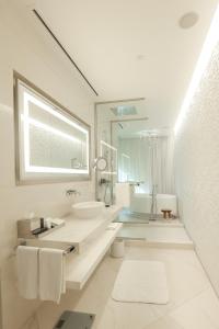 Bathroom sa Mondrian Doha