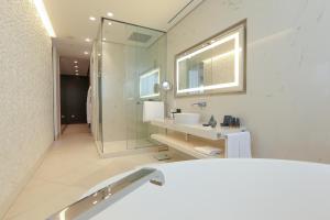 Bathroom sa Mondrian Doha
