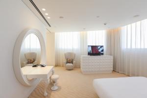 TV at/o entertainment center sa Mondrian Doha